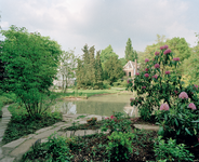 823824 Gezicht op de vijver in de oude hortus botanicus, vroeger onderdeel van het Botanisch Laboratorium van de ...